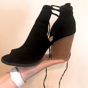 Higheel strapy shoes ❄️